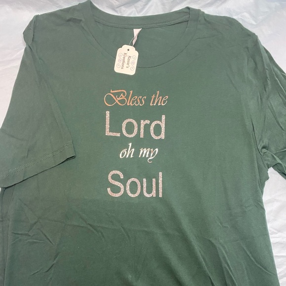 🍎🍎NEW!! Large Graphic Tees, your choice - Picture 4 of 5